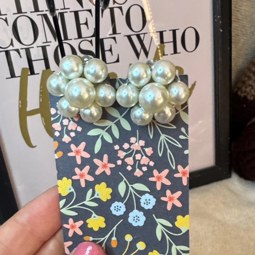 Elegant Pearl Cluster earrings - Picture 1 of 2